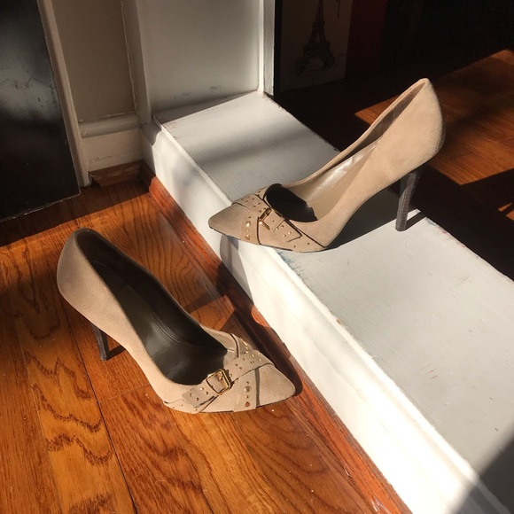 Suede khaki BCBG 4” heels gold buckle size 10 - Picture 2 of 7